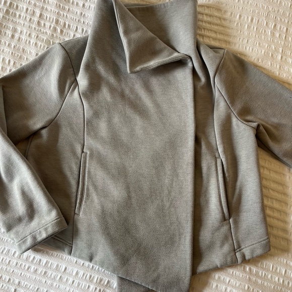 Lucy Activewear Snap Closure Lux Fleece Wrap - Light Grey-Has Pockets,Flattering - Picture 8 of 11